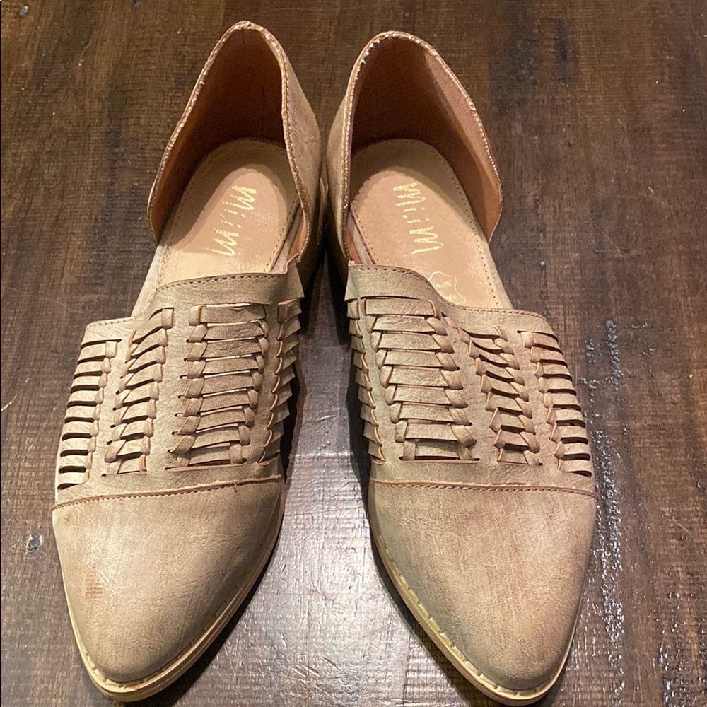 Women’s Mi.iM Woven pointed flats tan size 6